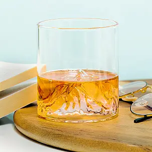 Whisky-Tumbler mit einem Berg darin