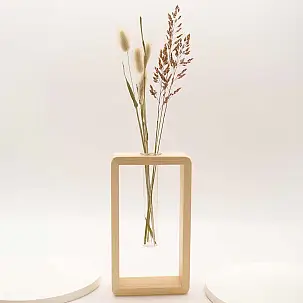 Minimalistische Holzvase mit Laborröhre