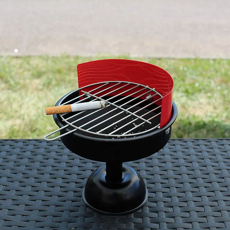 Ein origineller Aschenbecher in Form eines Mini-Grills